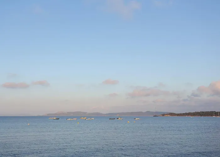 6 Personnes Vue 30 M De La *