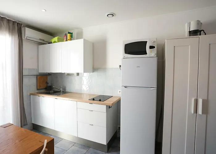 6 Personnes Vue 30 M De La * Hyères